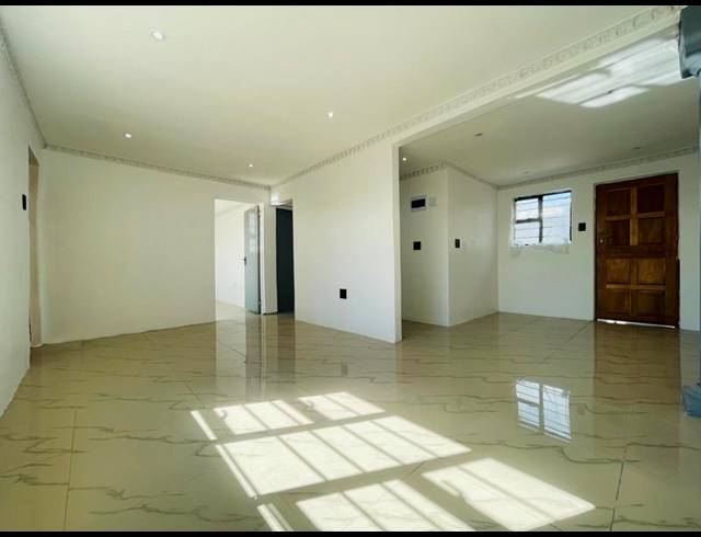 2 BEDROOM HOUSE FOR SALE IN KWAMASHU